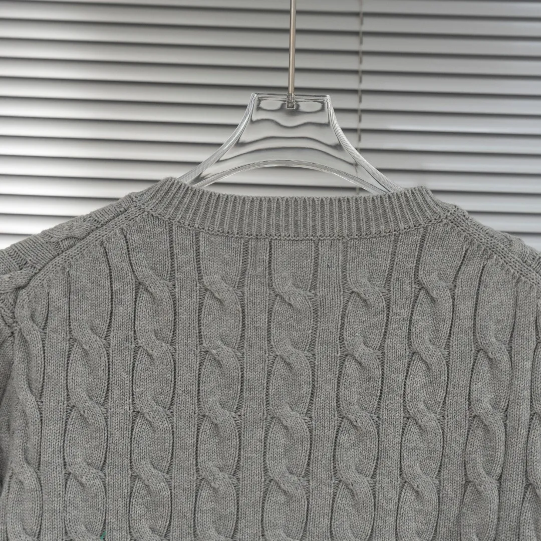 P290 top version (different currencies) You can scan the code to enter the official website. Style: Ralph Lauren POLO Ralph Lauren small label embroidered knitted cardigan jacket. Color: Picture color. Size: S-XL. Fabric: pure cotton. Accessories: full set of customized accessories. No gender distinction. Same style for men and women.